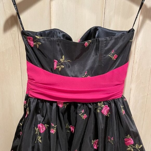 Betsey Johnson EVENING COLLECTION Size 0 Black satin dress with pink embroidered - Picture 4 of 12